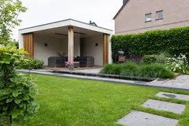 moderne tuin met overkapping