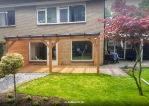 houten overkapping met glazen dak