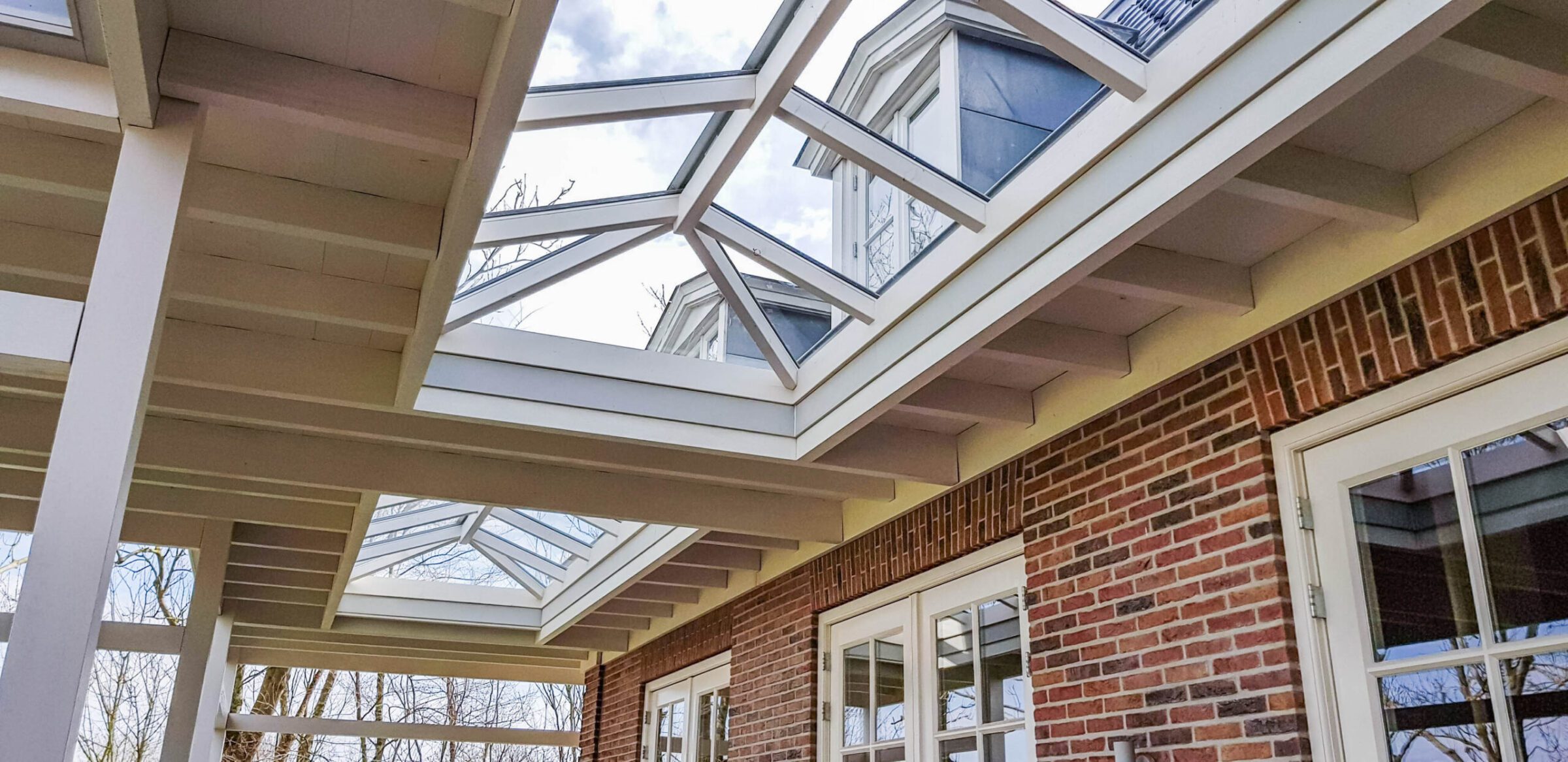 houten overkapping met lichtstraat