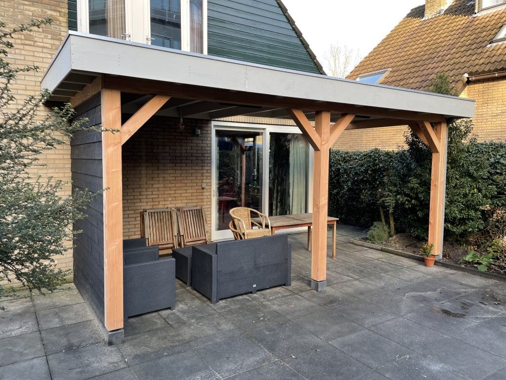 overkapping tegen huis