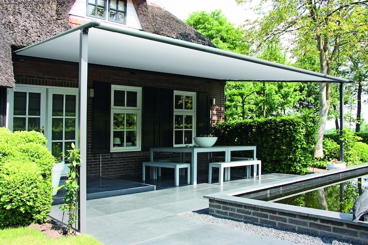 overkapping aan huis met zonwering